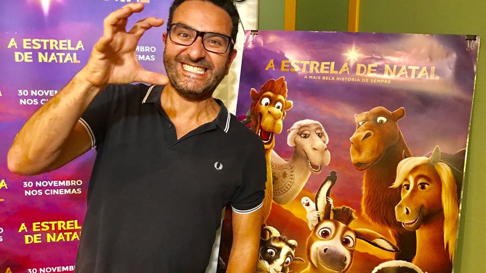José Coimbra junto ao cartaz do filme
