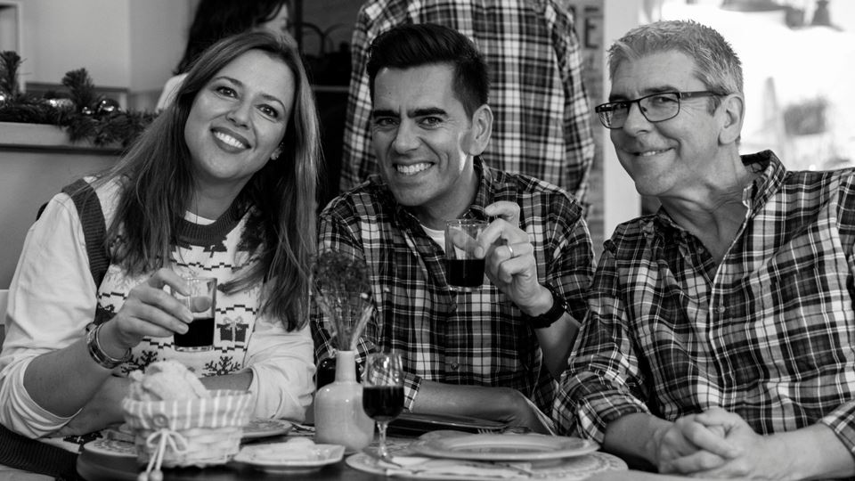Mariana Alvim, Pedro Fernandes e Paulo Fragoso a desfrutarem de um belo brinde