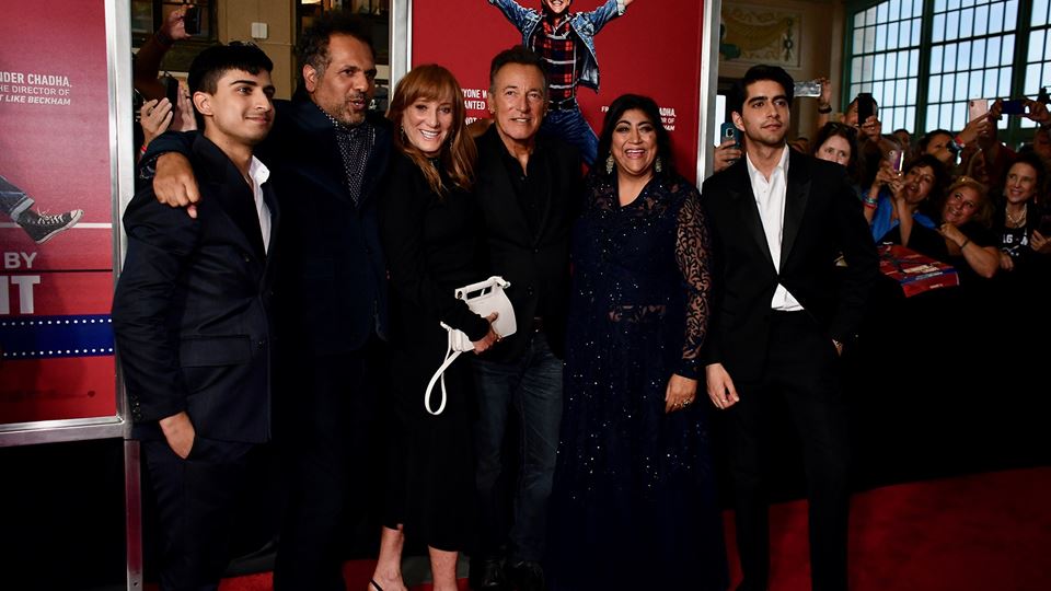Bruce Springsteen e Patti Scialfa, na premiere de " Blinded by the Lights" com os atores Viveik Kaira e Aaron Phagura, e com a realizadora Gurinder Chadha e autor do livro que inspirou o  filme - Sarfraz Manzoor