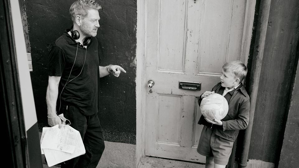 Belfast - filmagens -Kenneth Branagh com o ator Jude Hill (Buddy)