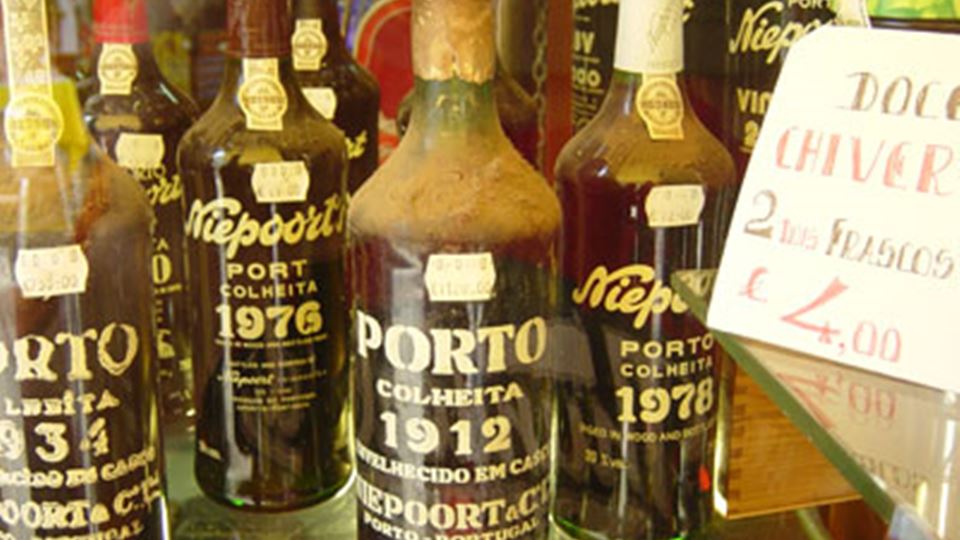 Bottles_of_tawny_Port_wine_in_Lisbon