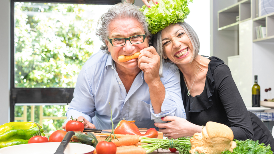 Site de namoro entre vegetarianos é advertido por ter várias pessoas que  comem carne