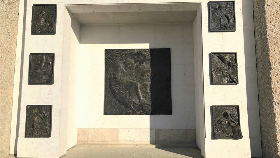 Dez Mandamentos em bronze no Monumento ao Cristo Rei