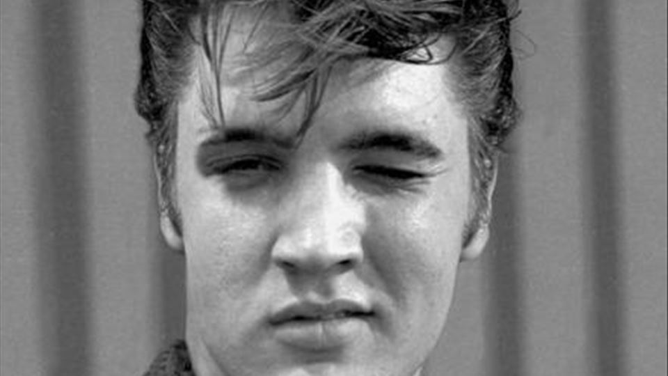 Elvis pisca olho