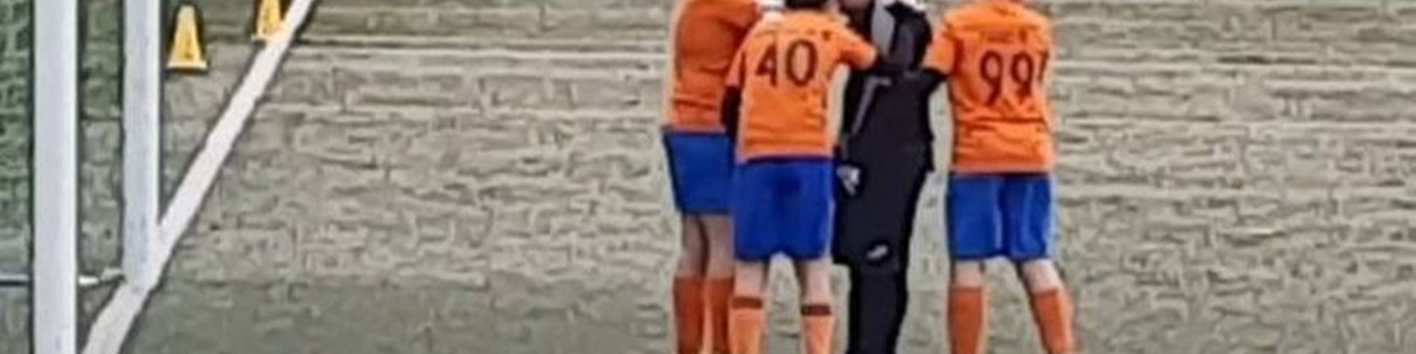 As crianças e o fair-play no futebol: jogadores confortam guarda-redes adversário depois de golos