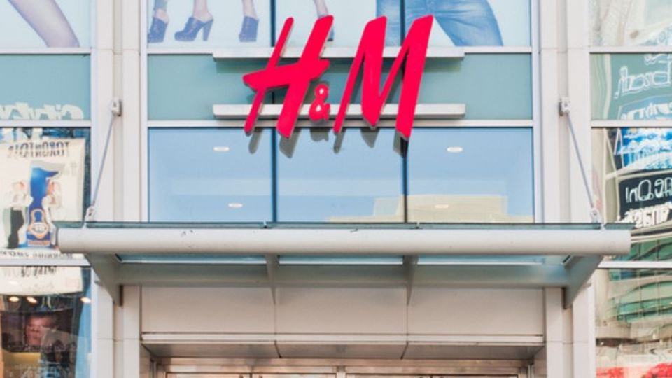 H&M retira anúncio após queixas sobre sexualização de menores - SIC Notícias