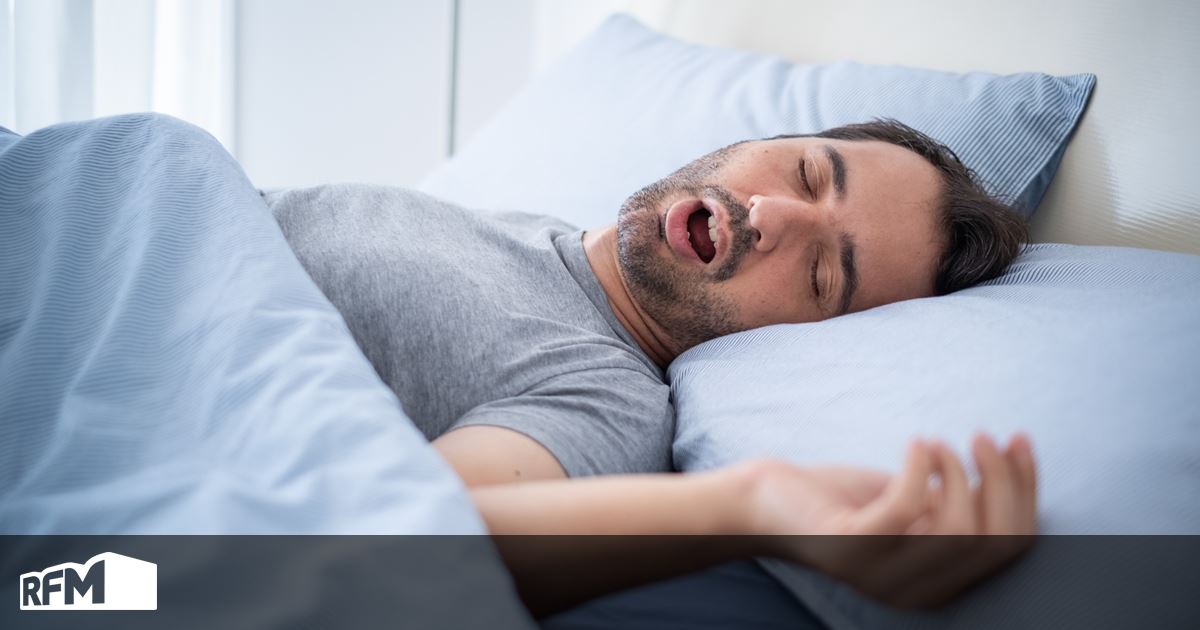 society microphone Eloquent Dormir com ou sem almofada? Afinal, o que é melhor? - RFM