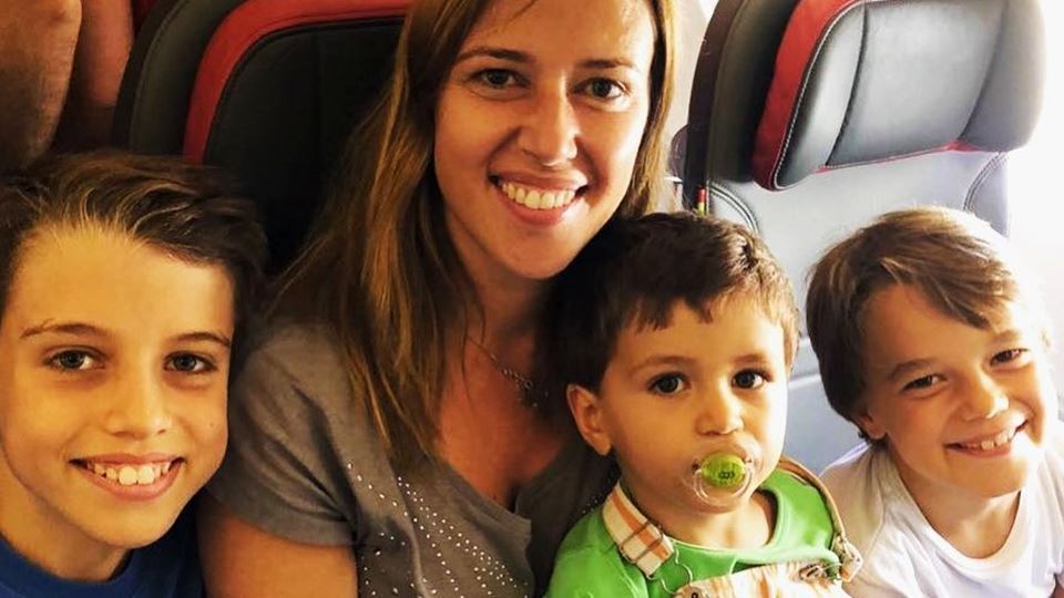 mariana alvim com os filhos no avião
