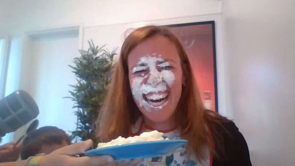 Mariana leva com um bolo na cara