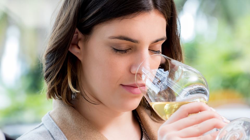 mulher a degustar vinho destaque