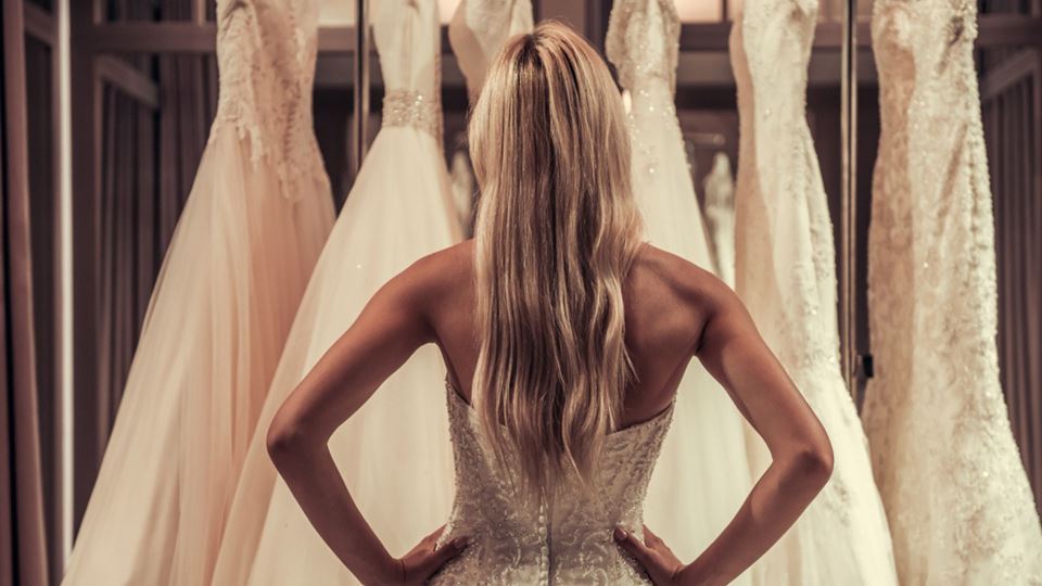 Mulher a escolher vestidos de noiva