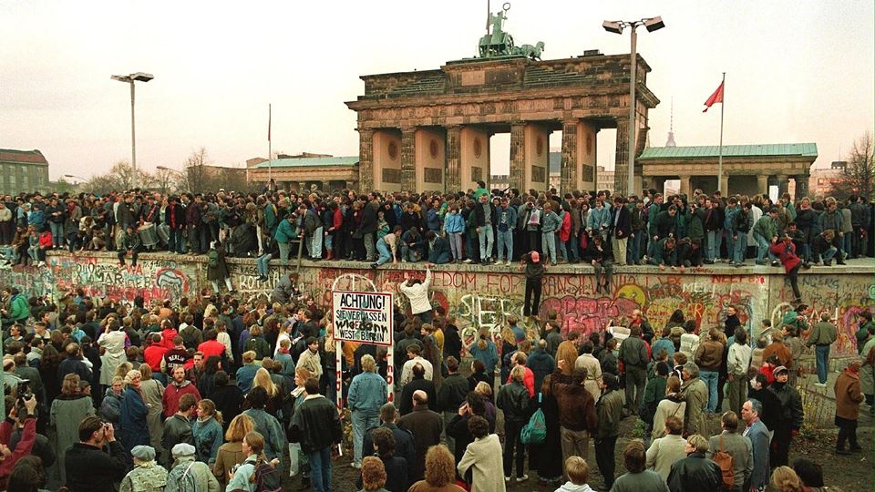 O muro de Berlim foi derrubado...