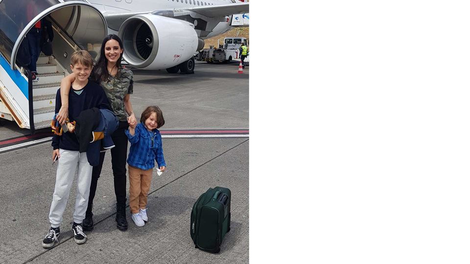 A família de Rodrigo Gomes no aeroporto