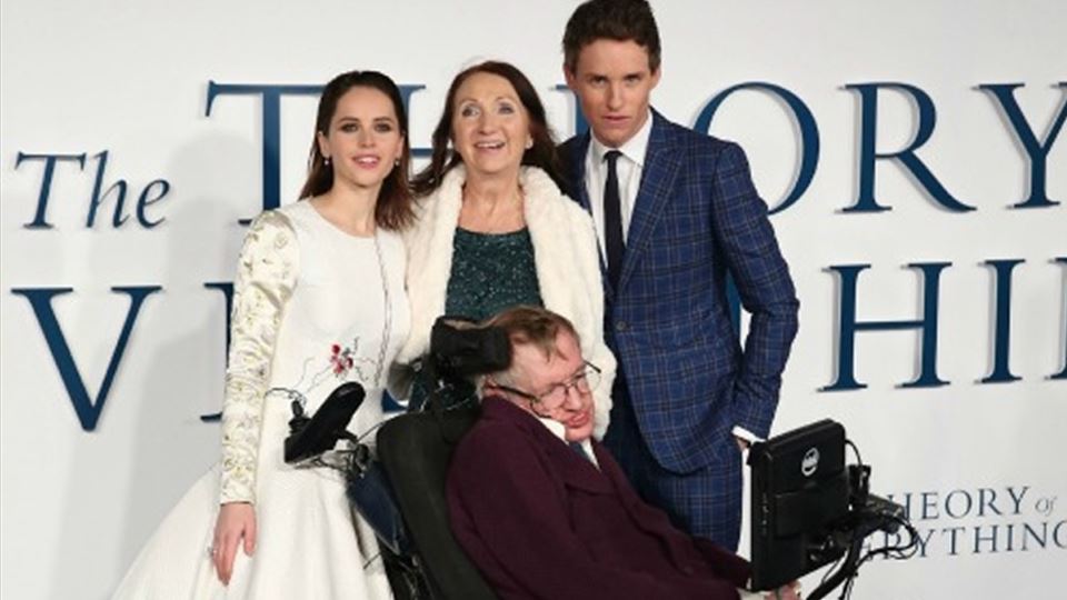 Stephen e Jane Hawking com os atores do filme  " A teoria de tudo"