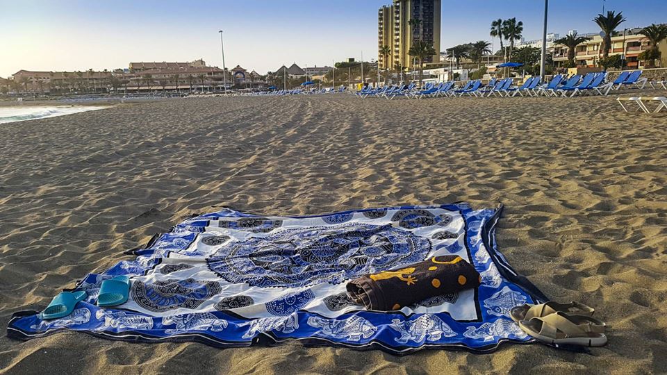 Toalha de praia sozinha na areia