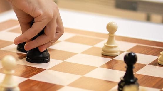 O insólito caso do robô jogador de xadrez que agarrou e partiu o dedo a um  adversário, uma criança de sete anos
